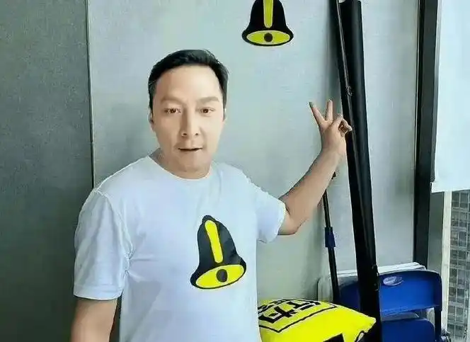 他的饰演者"倪大红老师"早期的年轻照片曝光,大家意外发现很像吴彦祖