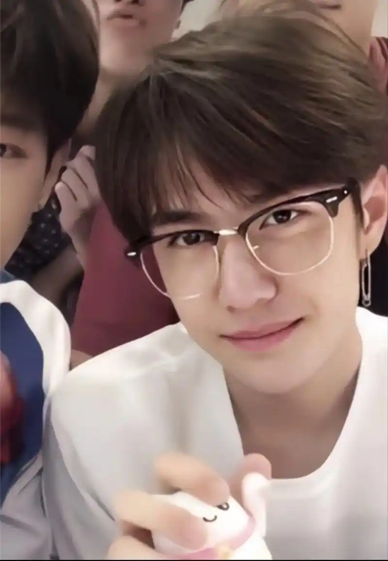 53 王一博向你发起了恋爱申请         53同意     - 抖音