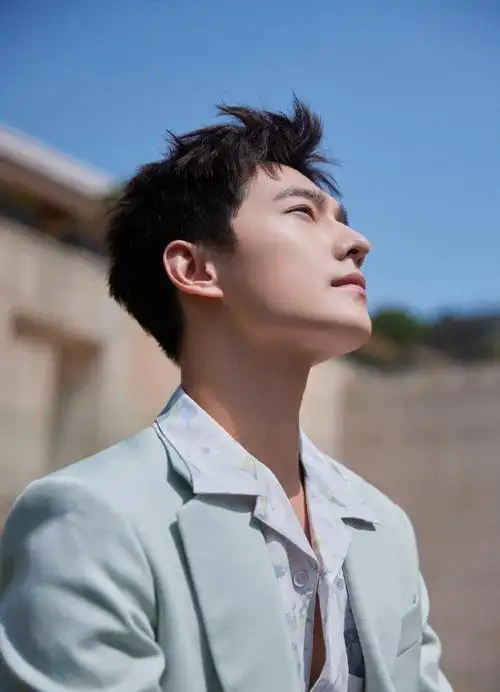 杨洋绿西装侧拍##杨洋春日随拍##杨洋和花合照##杨洋晒春日繁花随拍