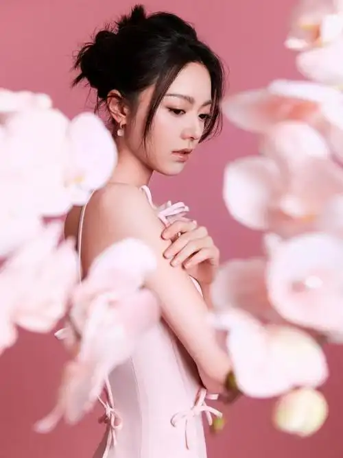 赵今麦粉嫩写真优雅十足