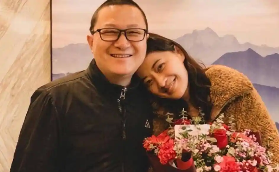 梅婷儿童节秀恩爱,丈夫头发花白显老态,ps变老后撞脸格格巫_孩子_曾剑