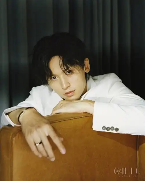 上游时尚小资新刊封面张哲瀚时尚大片演绎夜的缱绻温柔
