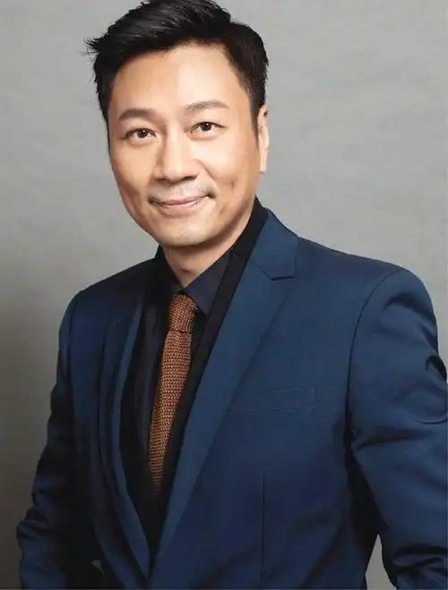 54岁"周伯通"一家三口逛街,在儿子面前狂秀恩爱,却被无视