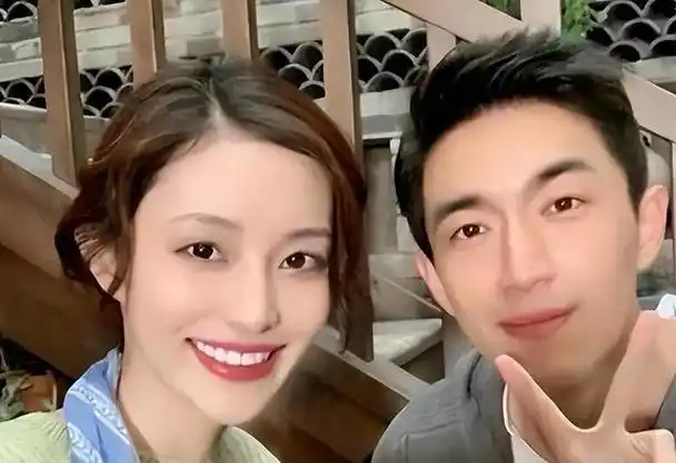 林更新最新恋情曝光!牵女友逛街秀恩爱,甜蜜画面让单身狗抓狂!