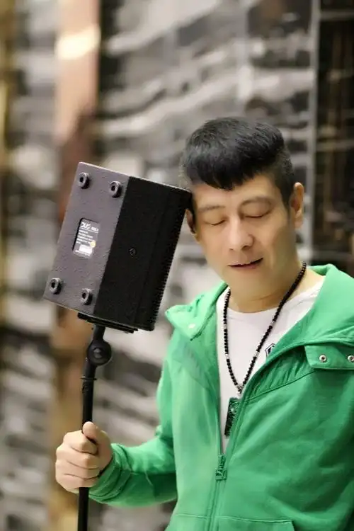 p>高峰,华语男歌手,1969年出生于辽宁沈阳,自1987年考入沈阳青年歌舞