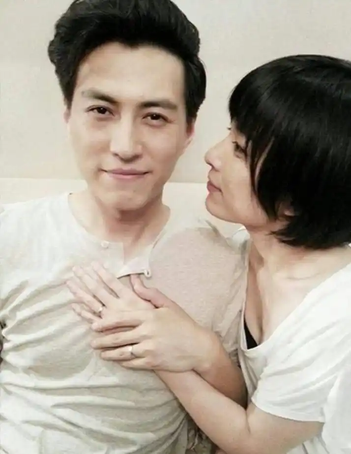 她命真好,二婚嫁靳东为妻 李佳是一位备受好评的女演员,她的职业生涯