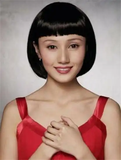 头的内扣发尾别至耳后,再配上精致妆容,大气优雅,有别于袁泉之前的小