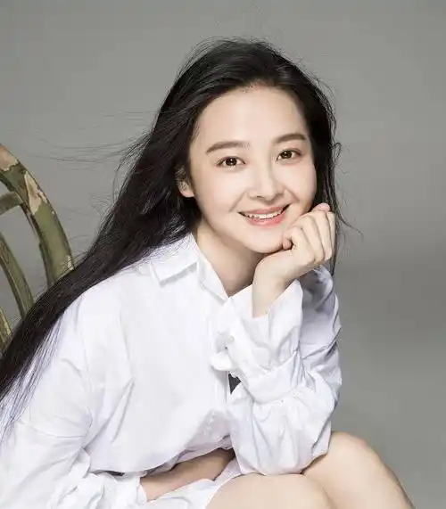 黑长直果然很适合杨丽晓,凸显出她女神的风范,当然这样的初恋气息也是