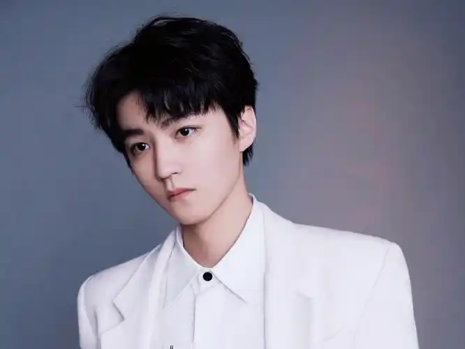 王俊凯泡脚,杨紫张艺兴互动,沈腾假发!