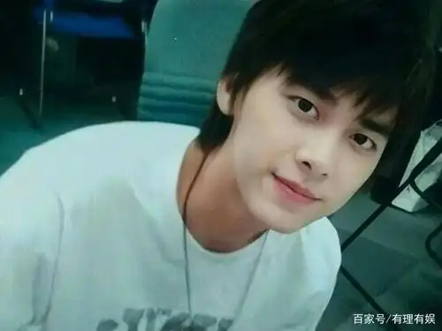 有种颜值叫"国民校草",十九岁的李易峰,无打光依旧帅得震撼!