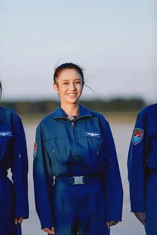 佟丽娅以空军新兵的身份亮相珠海航展,身着军装的佟丽娅飒爽英姿,从她
