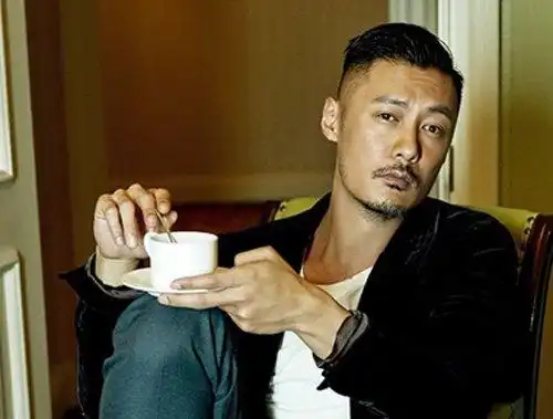 wuli男神余文乐偏爱复古侧分油头短发 重新定义儒雅绅士含义