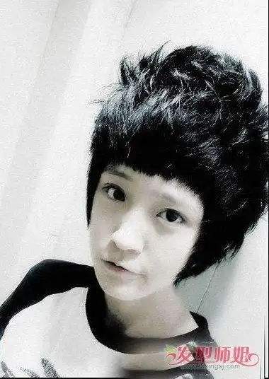 男生最张扬皮卡路烫发简单有型 领略大气凛然帅酷风范儿短卷发