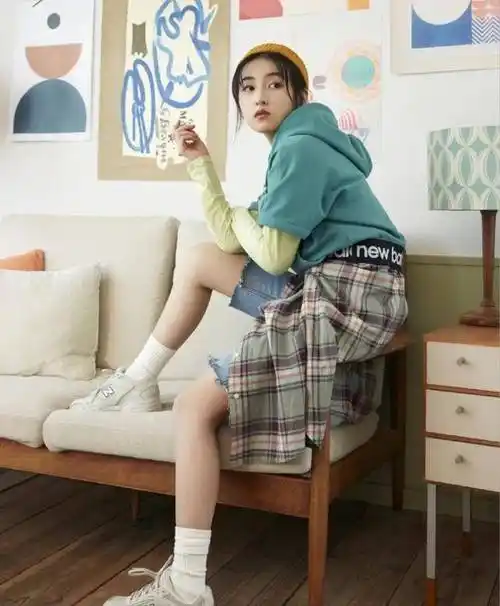 张子枫真会穿,背带裤配马丁靴也能穿出街头感,时髦又前卫_气息_时尚