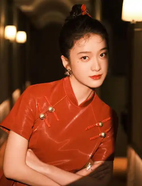 张雪迎穿红裙化身国风美少女 盘发泪痣清新又俏皮