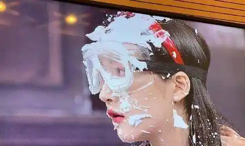 关晓彤录节目又被整泡沫糊一脸只能卸妆网友疯狂截图发鹿晗