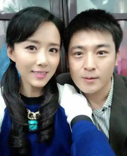 春晚冻龄男神孙涛51岁近照,妻子长相精致,婚姻生活令人羡慕