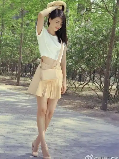 38岁的高圆圆穿上条纹衫白短裤,美的像18岁小姑娘!