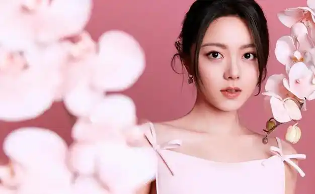 赵今麦粉嫩写真优雅十足