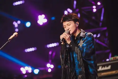 2020年3月,周深在综艺节目《歌手2020》中,演唱了一首《达拉崩吧》.