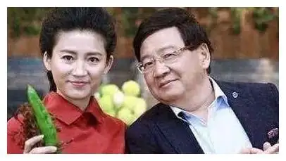 央视一姐王小丫二婚嫁大13岁高干老公今52岁美貌不再