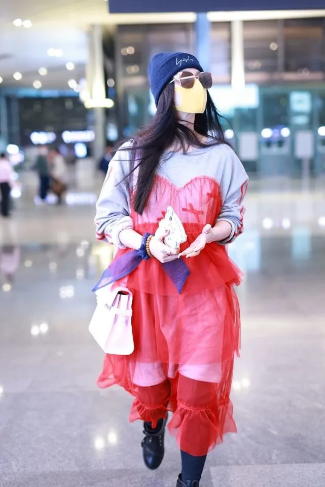 范冰冰仗着身高乱穿衣服穿蕾丝拼接裙走机场丑的无法形容