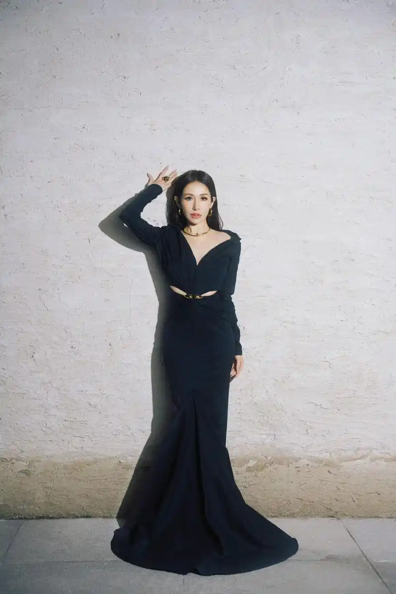 萧亚轩加盟华纳音乐宣布2024年开启全球巡演