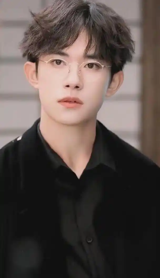 戴眼镜的易烊千玺