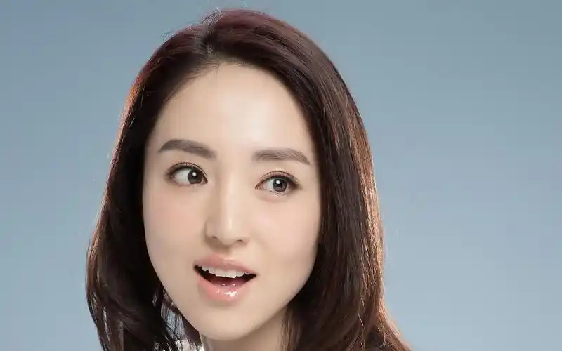 董璇白色的衣装粉嫩可爱电脑壁纸