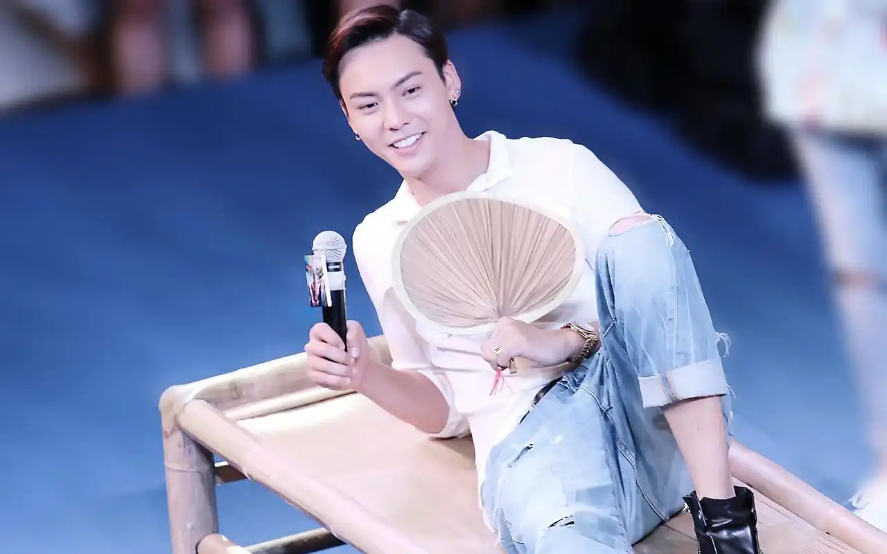 白衬衫帅哥陈伟霆壁纸_帅气十足的陈伟霆