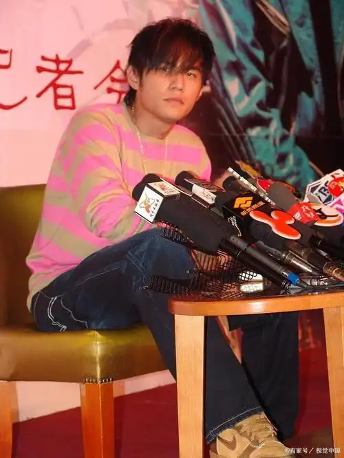 七里香是周杰伦的经典之作浪漫的旋律唯美的歌词