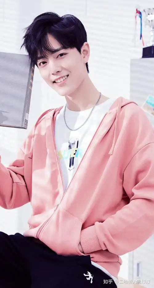 有没有哪个男明星穿粉色衣服好看