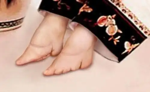 民国好哥哥妹妹裹脚喊痛哥哥说不裹了嫁不出我养后来呢