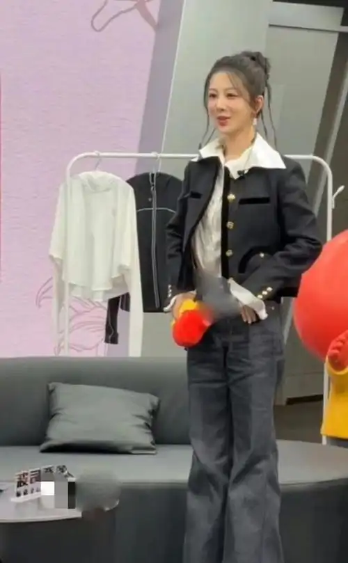 热搜词条"杨紫裤子不合身"不仅让人错愕,更引人思考:女明星成为热议