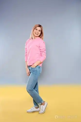 彩色背景下的美女全身肖像