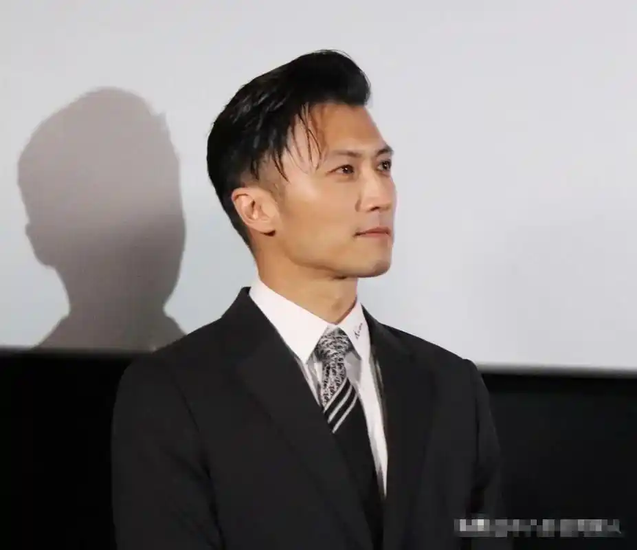 原创40岁谢霆锋现身像个孩子,身材容貌让人羡慕,爱情真能让人滋润抗