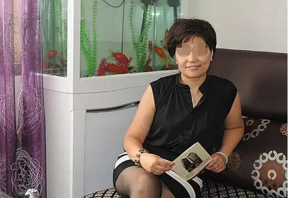 我家很穷拿1万元去女友家提亲准岳母摇了摇手我跪了下来