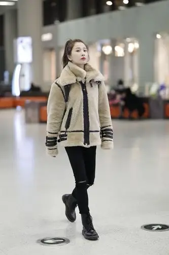 虞书欣机场搭配温暖帅气 时尚度不断提升