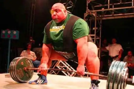 世界上力量最大的人杰夫刘易斯一脚举起7万斤的卡车
