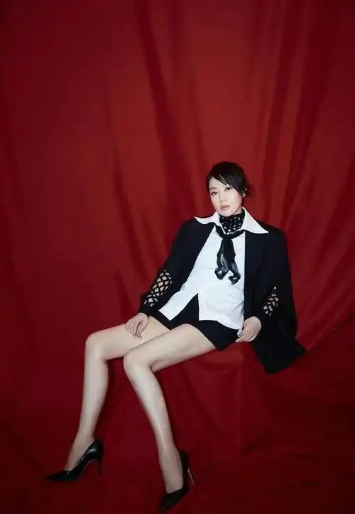 演员闫妮:离婚那天抱着婆婆大哭,51岁依旧单身