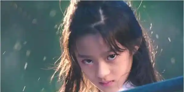 她长相出众,美貌非凡,经常出演女神角色的童年时期,给人们留下了深刻