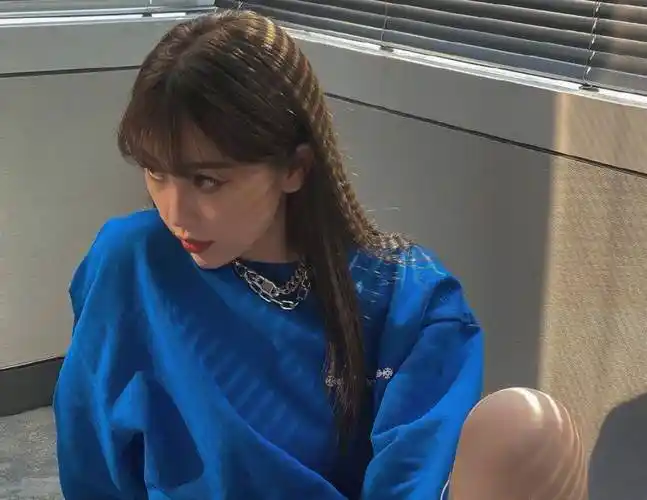 虞书欣酒店大晒自拍图,蓝色卫衣下的裤子引热议,这我没眼花吧?