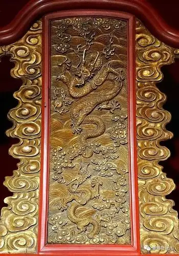 丹陛 台阶 露陈石座儿 都是石雕的龙器物上的龙更是数不胜数服装服饰