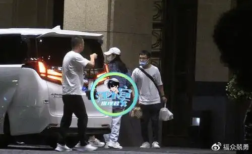 景甜疑似身体出现问题与父亲现身高档医院父亲同行显亲密