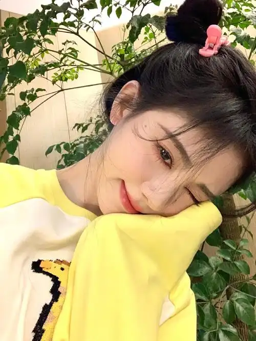 鞠婧祎晒九宫格自拍对镜wink甜美可人