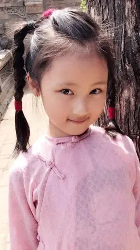 最近曝光的剧照中和易烊千玺一起拍戏牵手一个女生正式童星张婉儿.