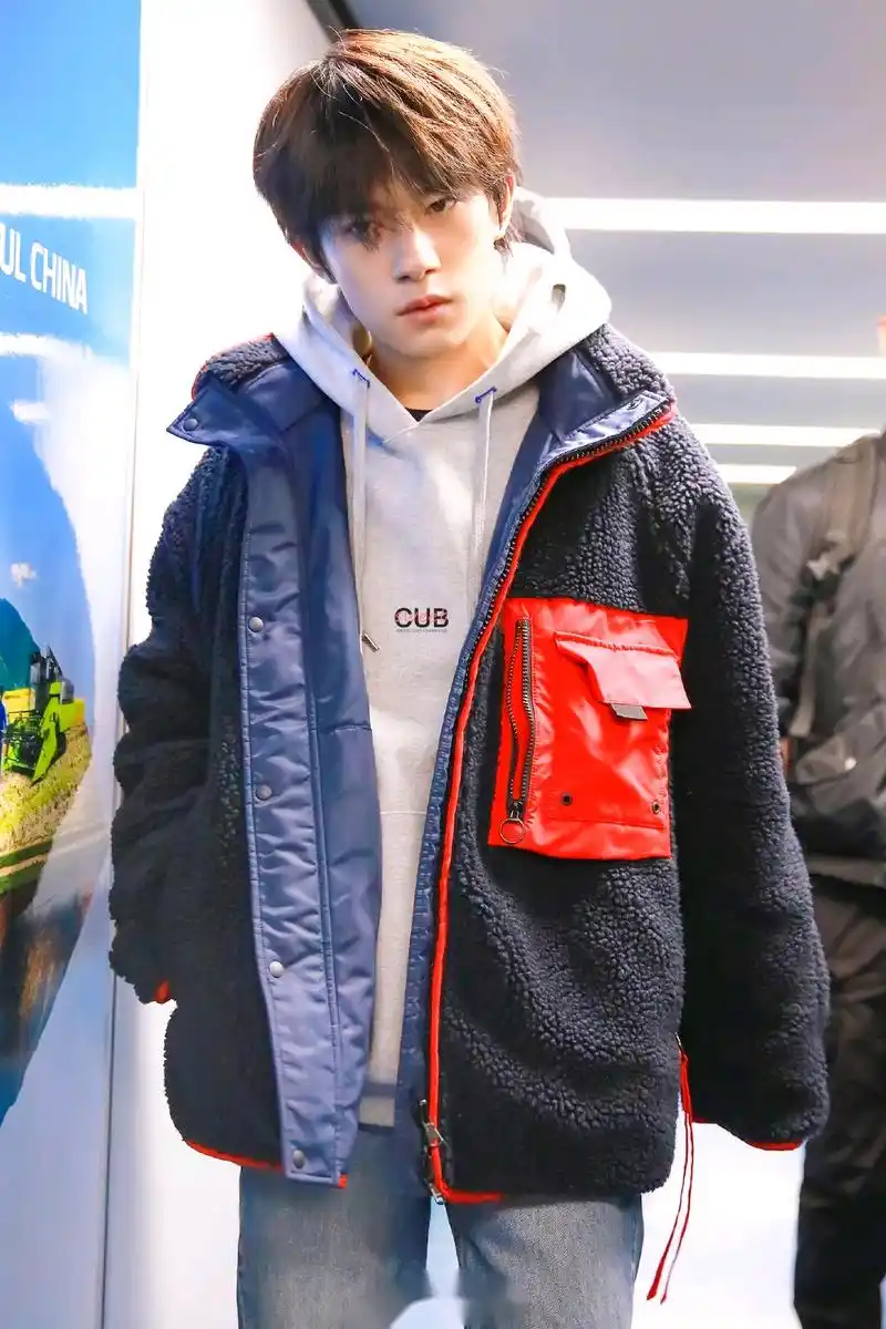 易烊千玺现身长沙机场,大佬的简约冬日穿搭超级好看