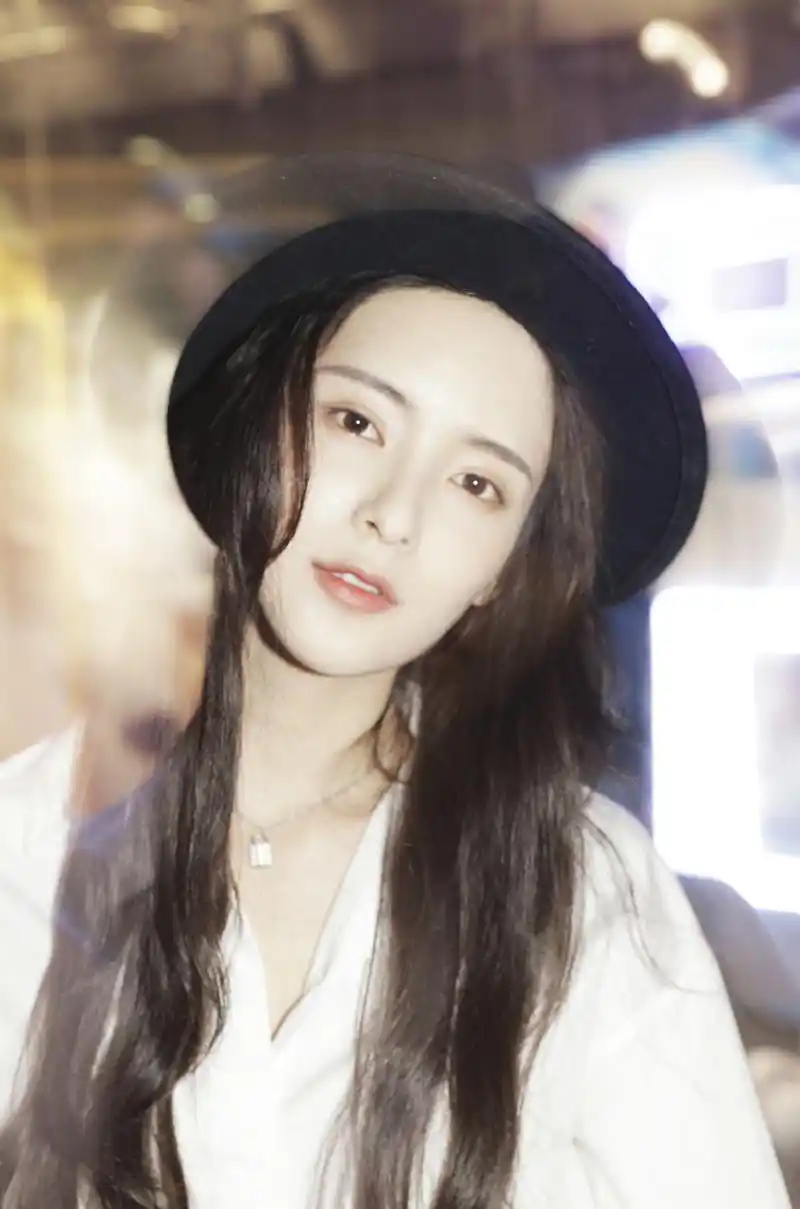 孙安可,曾用艺名张晓唯,1998年2月2日出生于吉林省通化市,中国内地