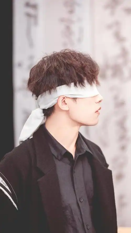 男星蒙眼造型有多绝,看看易烊千玺王一博蔡徐坤王俊凯灵超