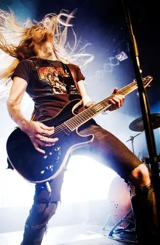 有没有肌肉男摆摇滚手势的图片啊!比较唯美的那种